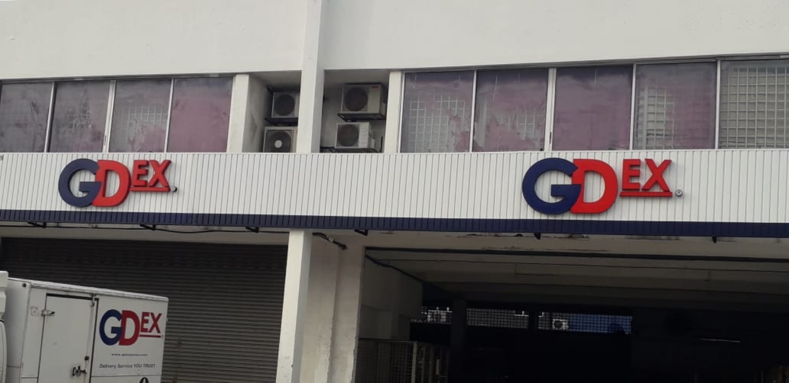 STRONG WIDE-FRONT BRAND PRESENCE | 3D LED FACE-LIT LETTER SIGNBOARD + STRIP CEILING BASE EXPERT IN KRUBONG, BATU BERENDAM & MACHAP