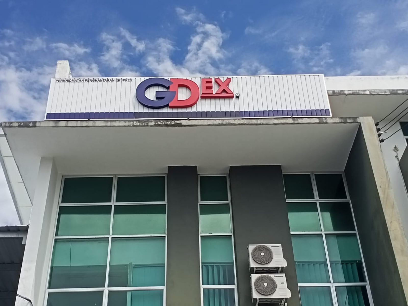 PROFESSIONAL FACADE BRANDING SYSTEM | TRUSTED 3D LED FRONT-LIT LETTER SIGNAGE + STRIP CEILING BASE EXPERT IN JELUTONG, RIFLE RANGE & AIR ITAM