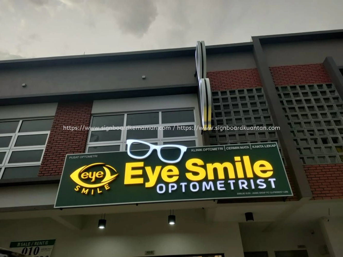 EYE SMILE OPTOMETRIST OUTDOOR 3D LED BOX UP FRONTLIT LETTERING SIGNBOARD SIGNAGE AT SEMAMBU KUANTAN PAHANG MALAYSIA