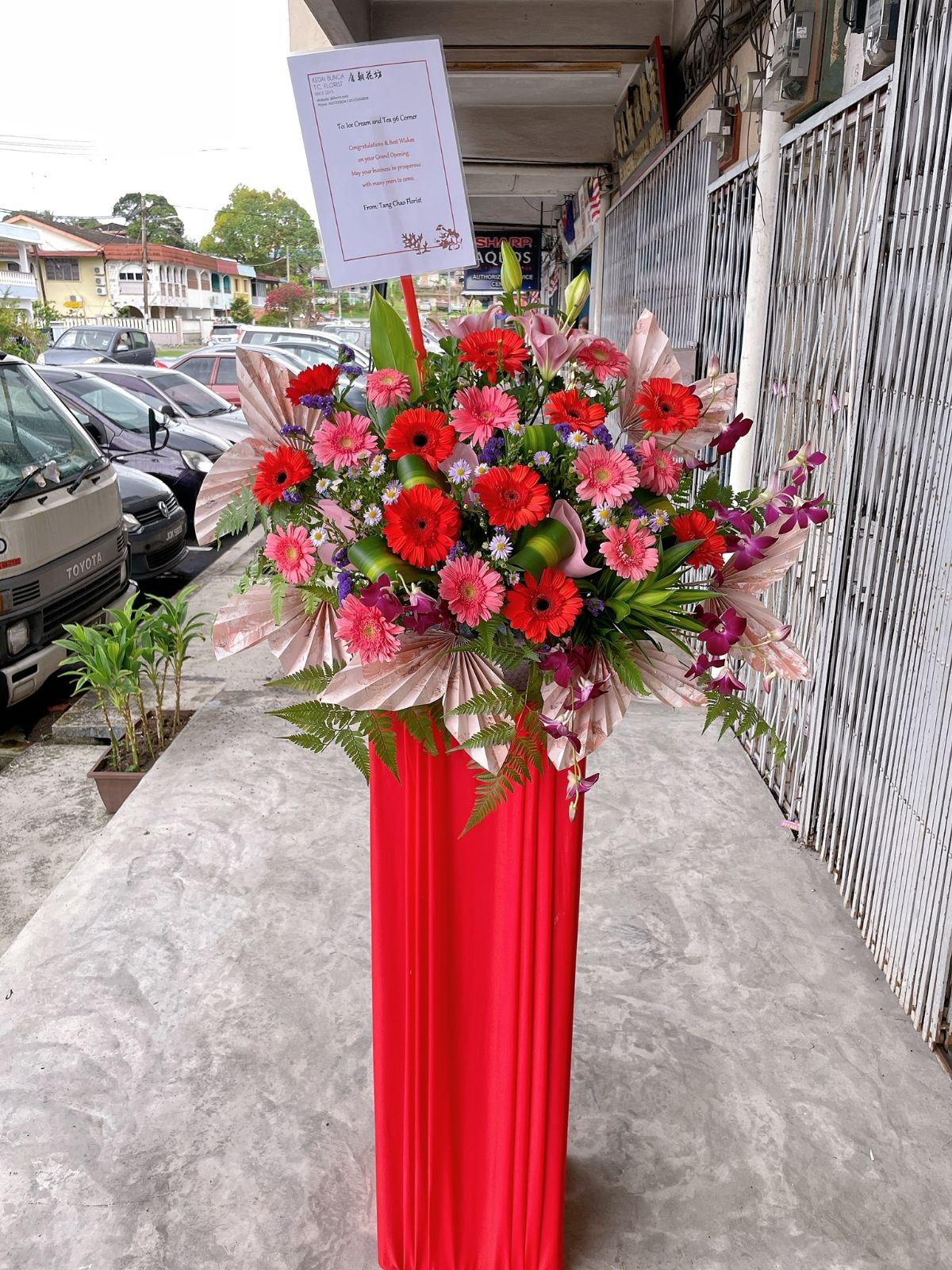 Red Theme Opening Flower Stand