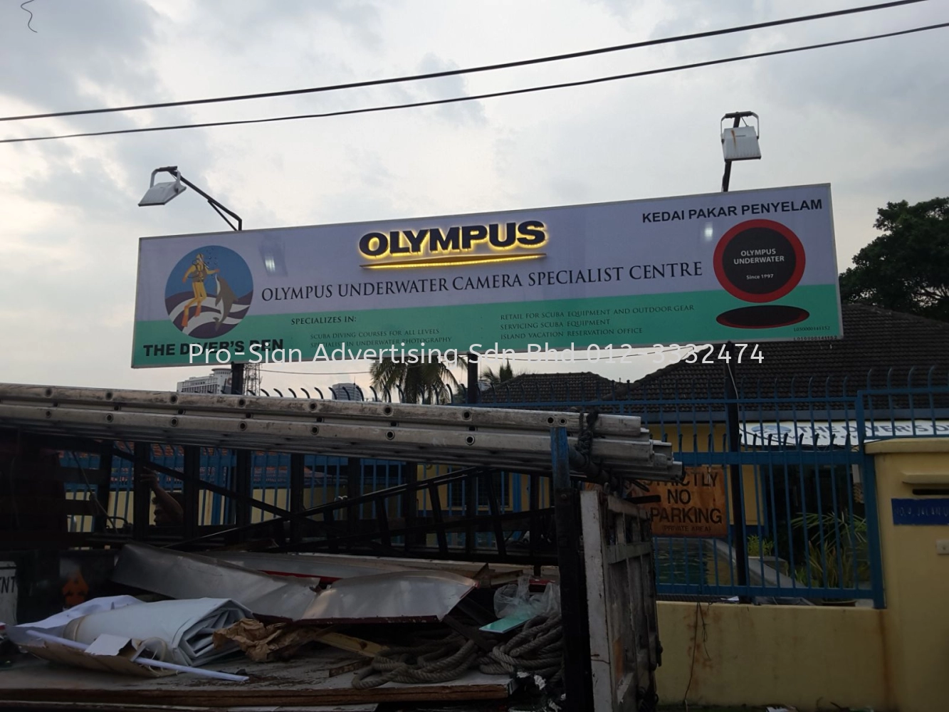 PAPAN TANDA LUAR POLIKARBONAT DENGAN STIKER, HURUF TIMBUL BESI BERNYALA BELAKANG DAN SPOTLIGHT (THE DIVER'S DEN, PJ, 2016)