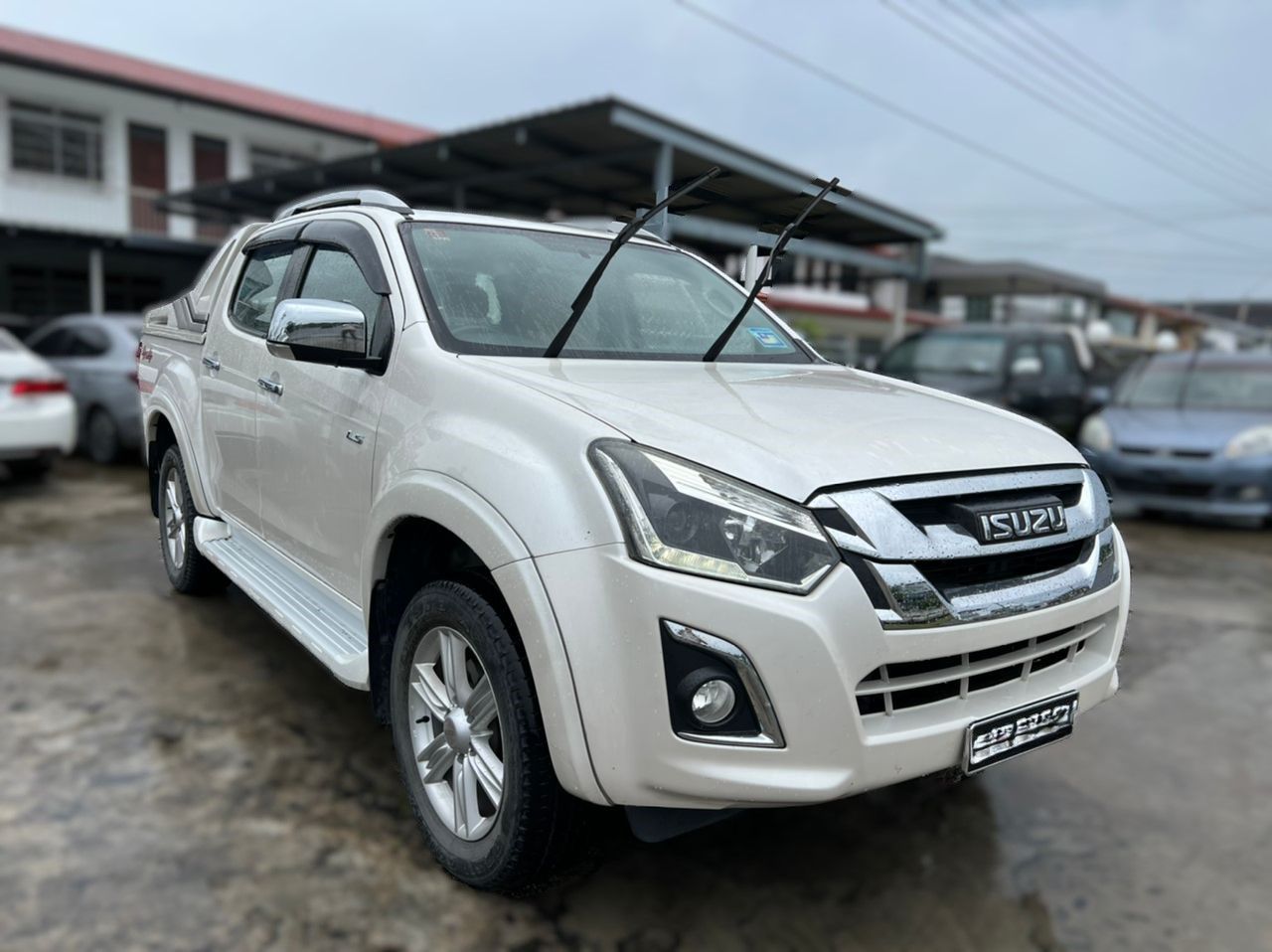 Isuzu D-Max 2.5 Dual Cab Pickup 4X4 Premium (A) White - 2019