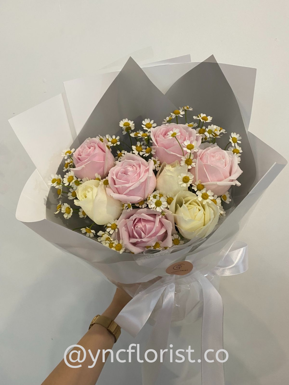Fresh White Roses with Pink Roses and Chamomile - M size