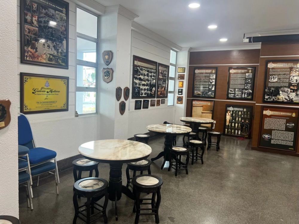 Marble Top Design With Solid Wood Table and Chair Stool Set | Round Kopitiam Table | Cafe Restaurant Table and Chairs Set | Cafe Furniture |Kedah | Penang | KL | Perak | Ipoh | Bayan Lepas |