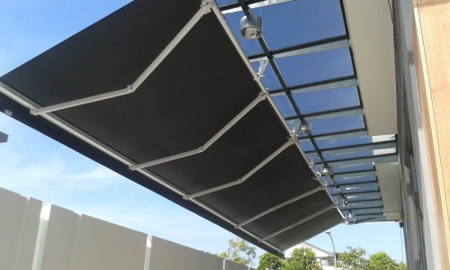 RETRACTABLE AWNING