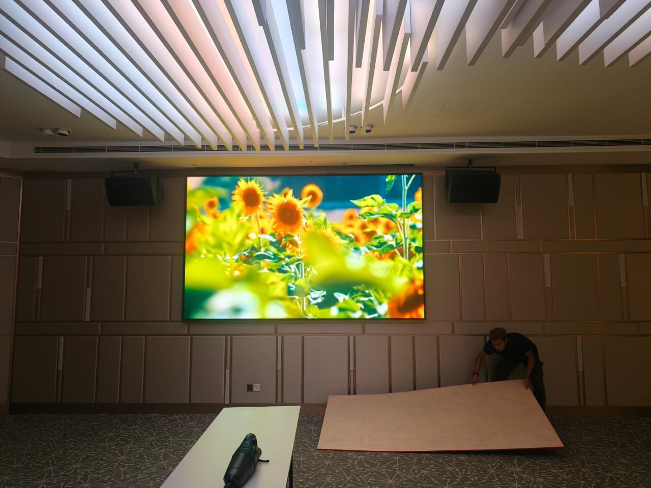 W3.20M X H1.92M P2.5 INDOOR LED DISPLAY BOARD (FULL COLOUR)