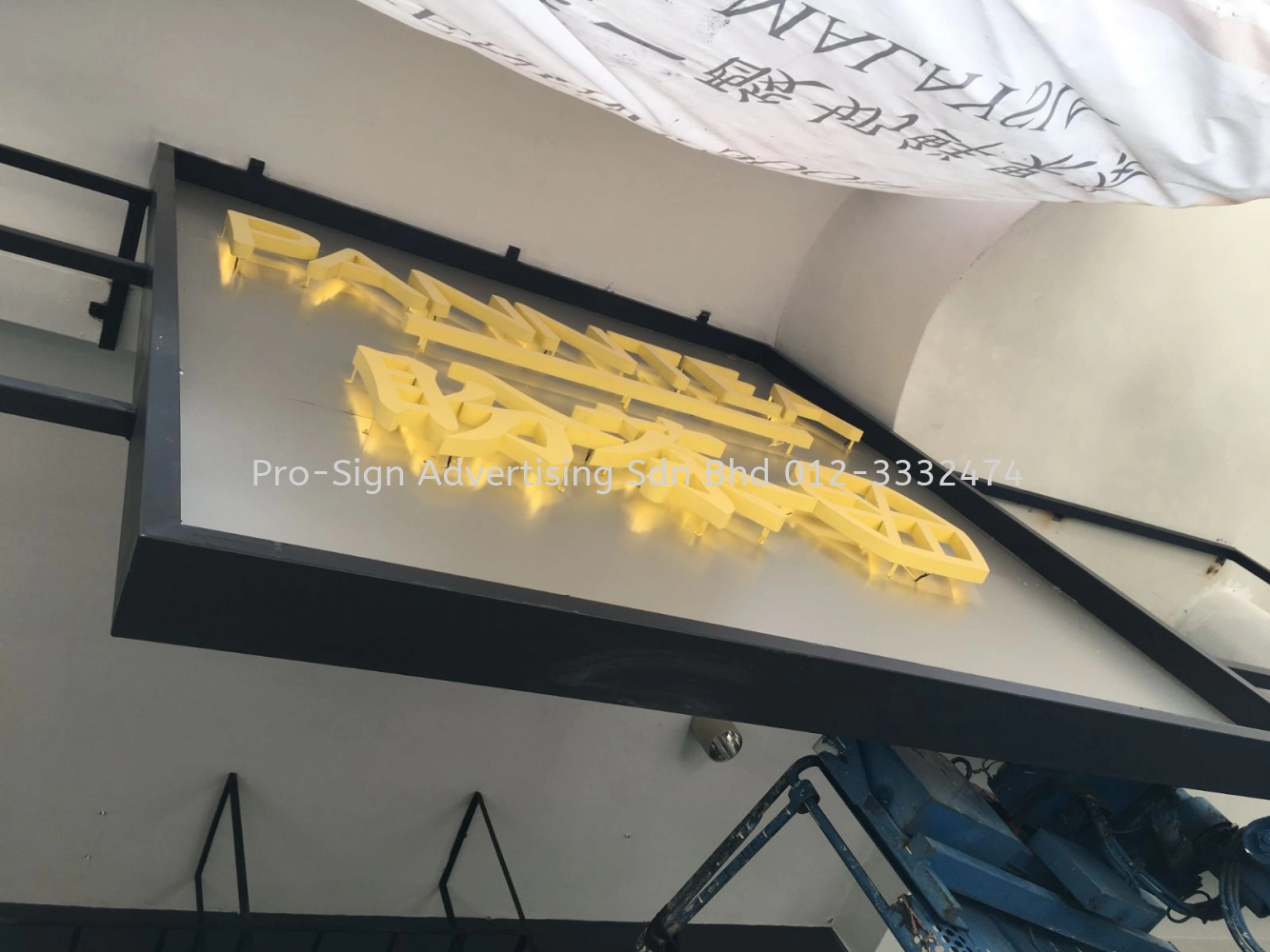 ALUMINIUM BOX UP LED BACKLIT C/W ACP BASE (PANNTEA, SETAPAK, 2019)