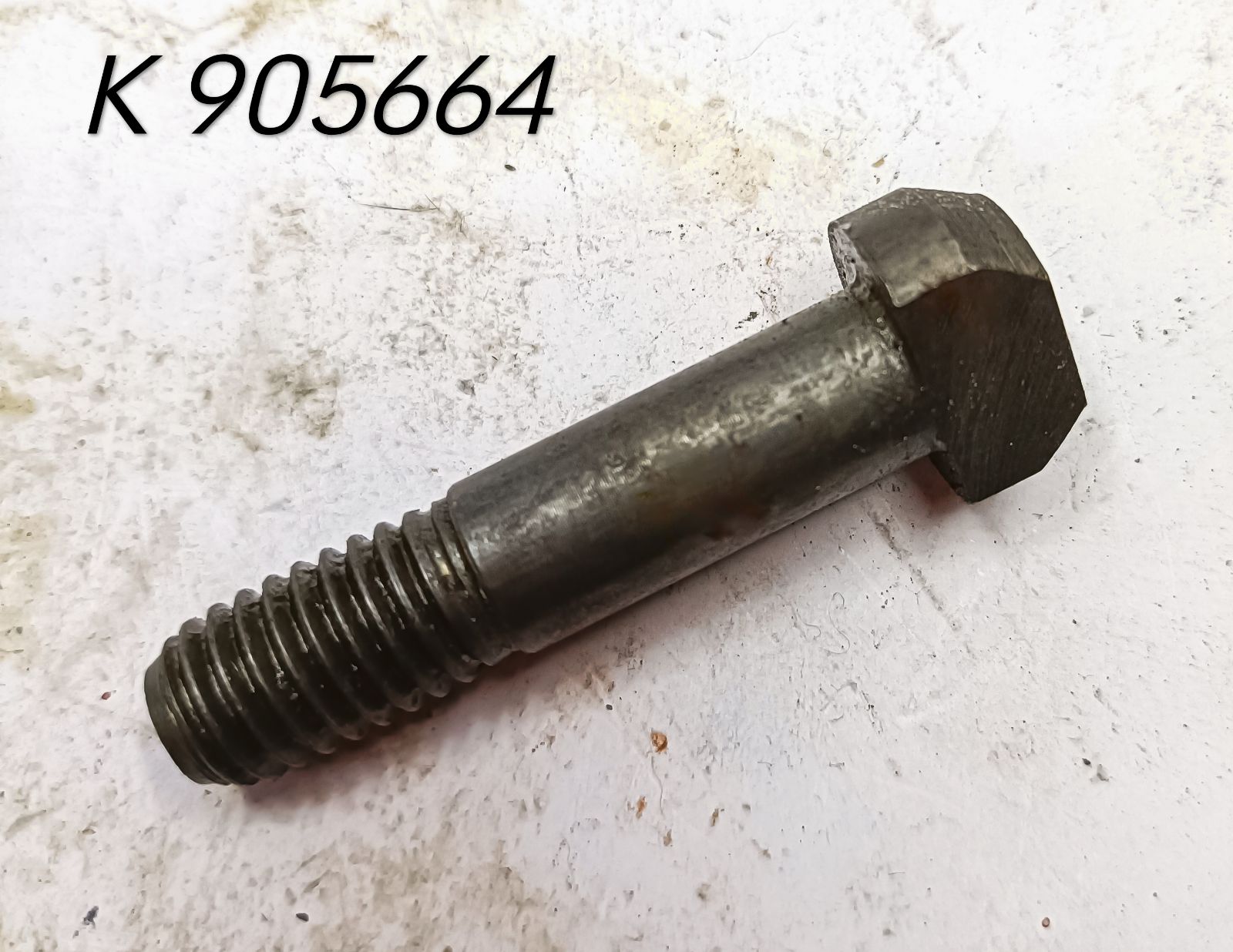 K 905664  BOLT  -  SPECIAL  ( CNH )