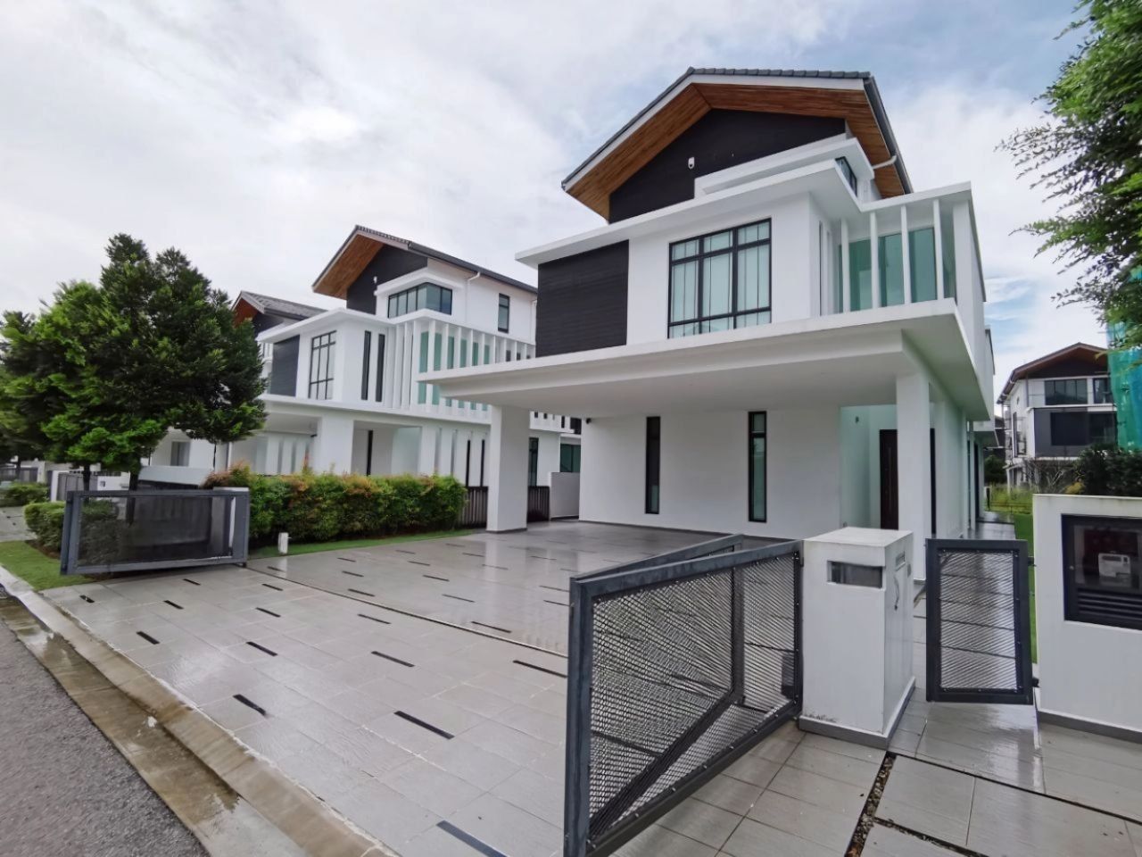 Senibong Cove @ Isola Grandeur @3 Storey Bungalow House FOR SALE