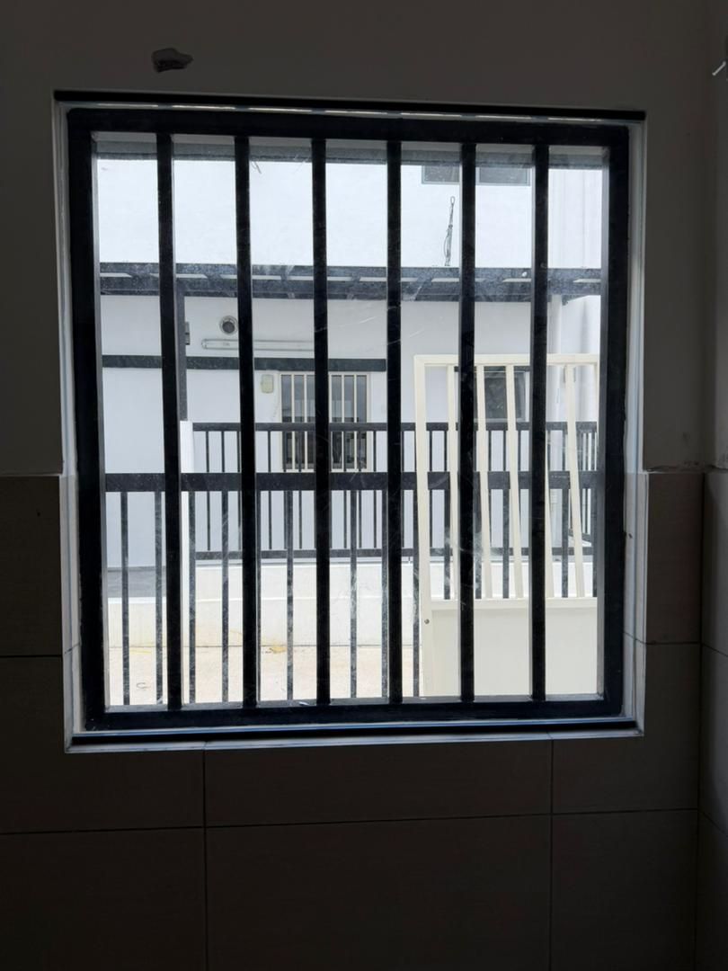 FIXED WINDOW