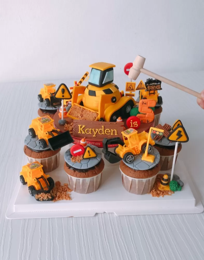 Construction Chocolate Pinata & Cupcake