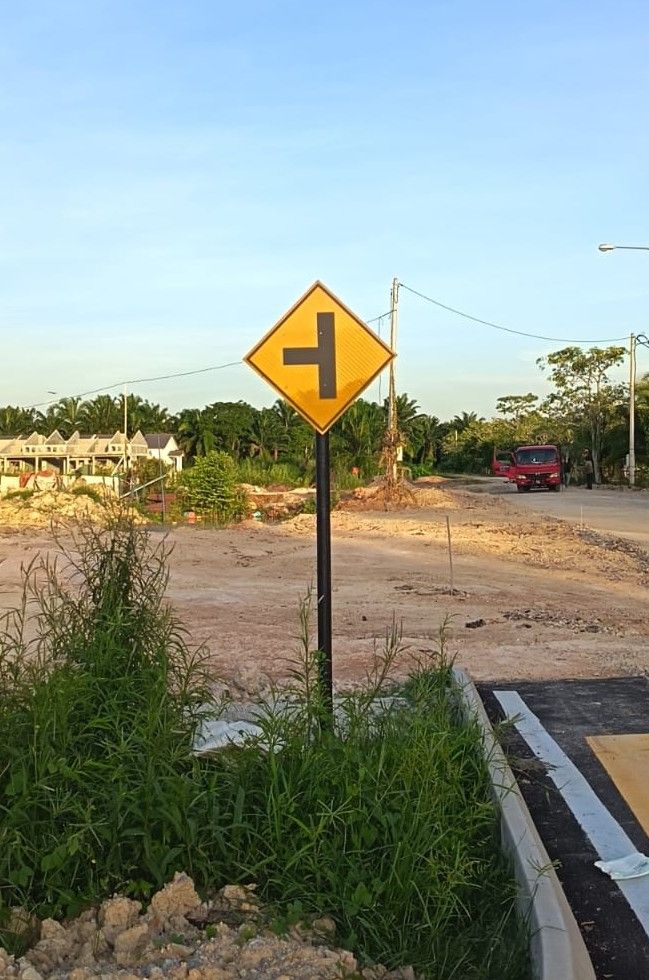 ONE-STOP ROAD SIGNAGE SUPPLIER | LEFT CROSSROAD SIGNBOARD SUPPLY IN JOHOR, MUAR & YONG PENG