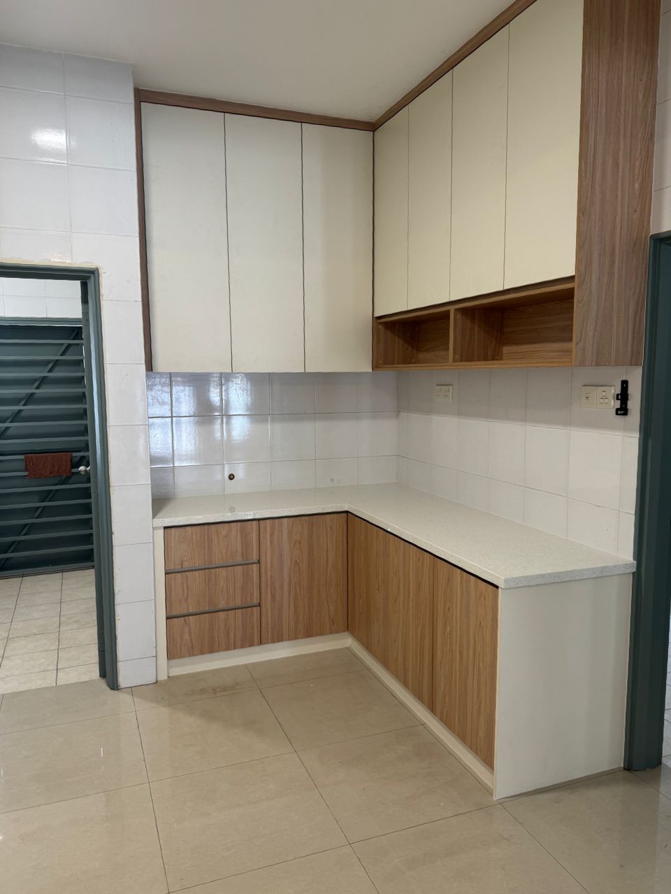 MELAMINE CHIPBOARD DRY KITCHEN CABINET CW QUARTZ STONE TOP | KITCHEN AT AMBANG BOTANIC | BUKIT TINGGI | KLANG #240302