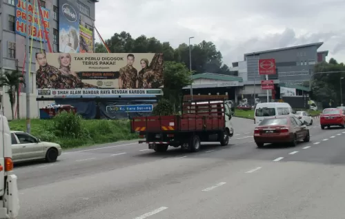 Di Persimpangan Jalan Sungai Buloh / Jalan Pekan Subang Berhampiran Pusat Perabot One Sejati, Shah Alam - Selangor
