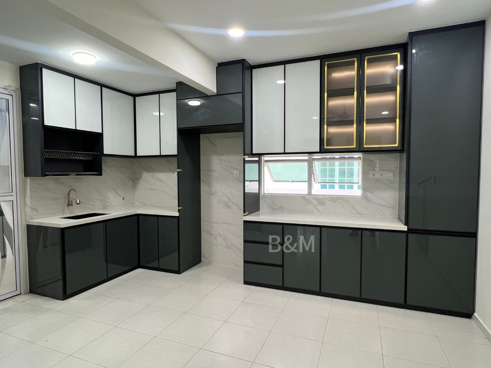 Luxury 3G Kitchen Cabinet with Display Glass Cabinet