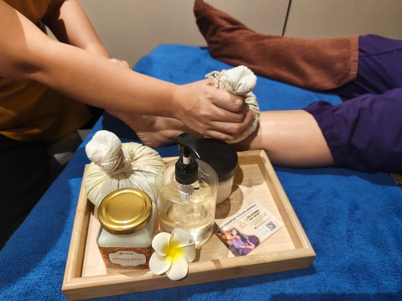 d'Spa @ d'Sora Boutique Business Hotel | Herbal Ball Foot Massage