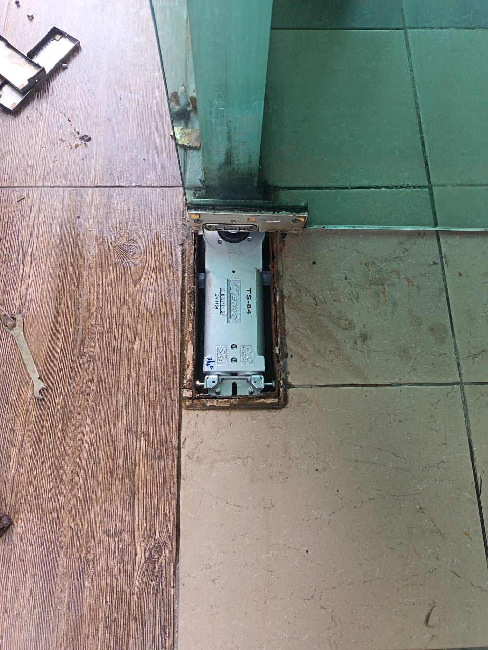 Door Glass and Window Glass Repair At Larkin Johor Bahru