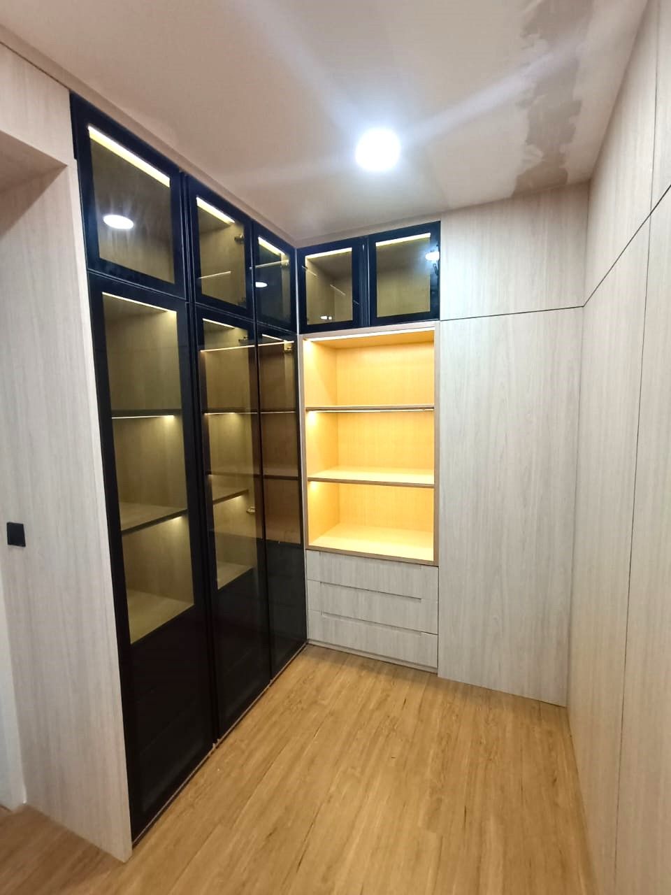 LAMINATED L-SHAPE WARDROBE WITH VENEER GLASS | MASTER BEDROOM AT SHAH ALAM | SUBANG JAYA | PUCHONG