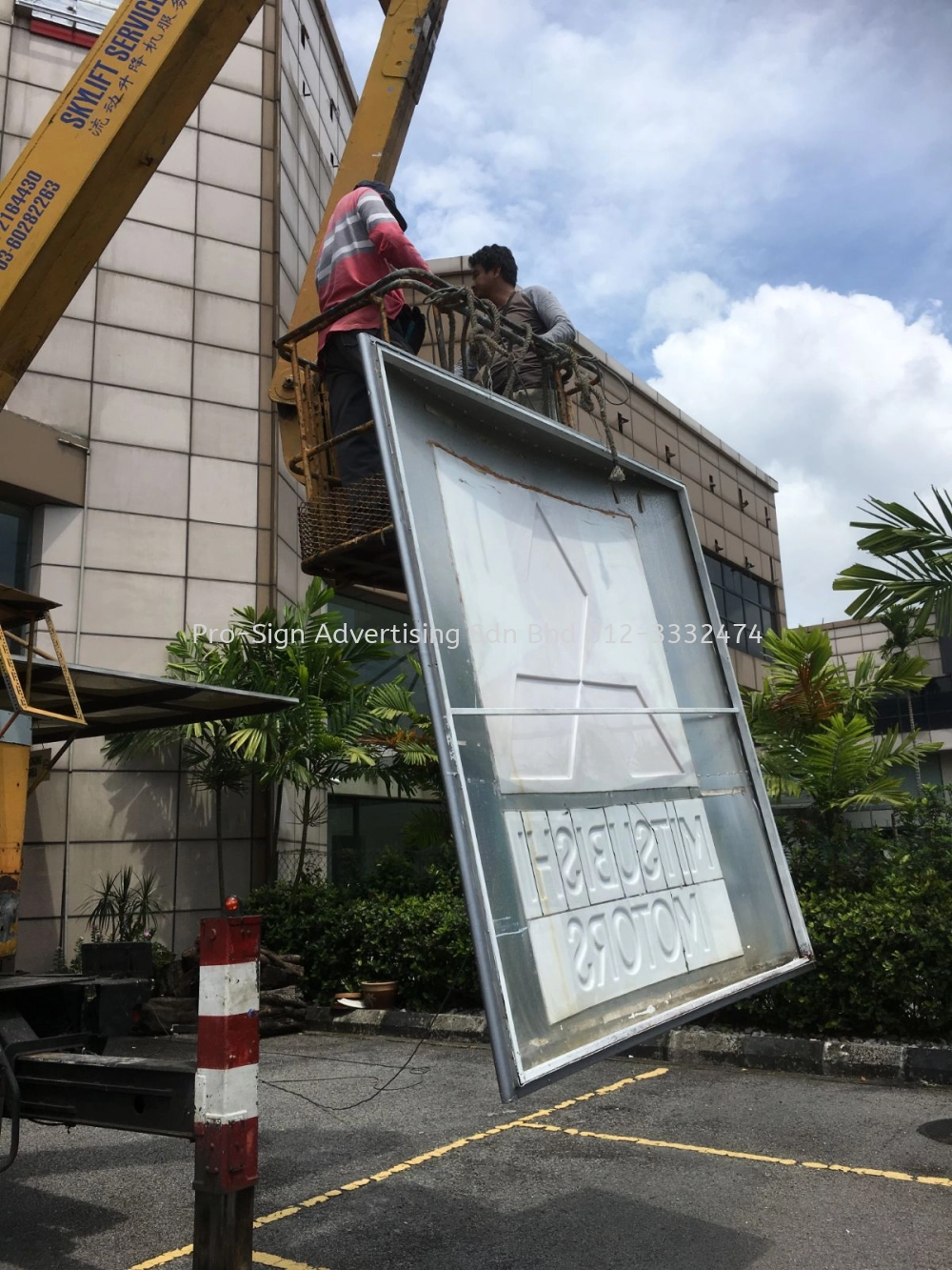 SIGNBOARD MAINTENANCE (MITSUBISHI MOTORS, GLEMARIE, 2017)