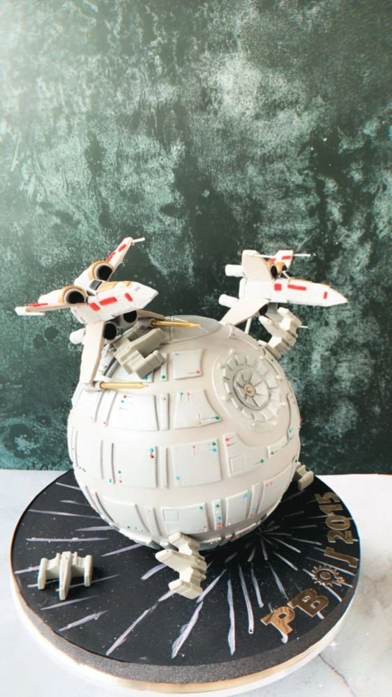 Millenium Falcon Star Wars Chocolate Pinata