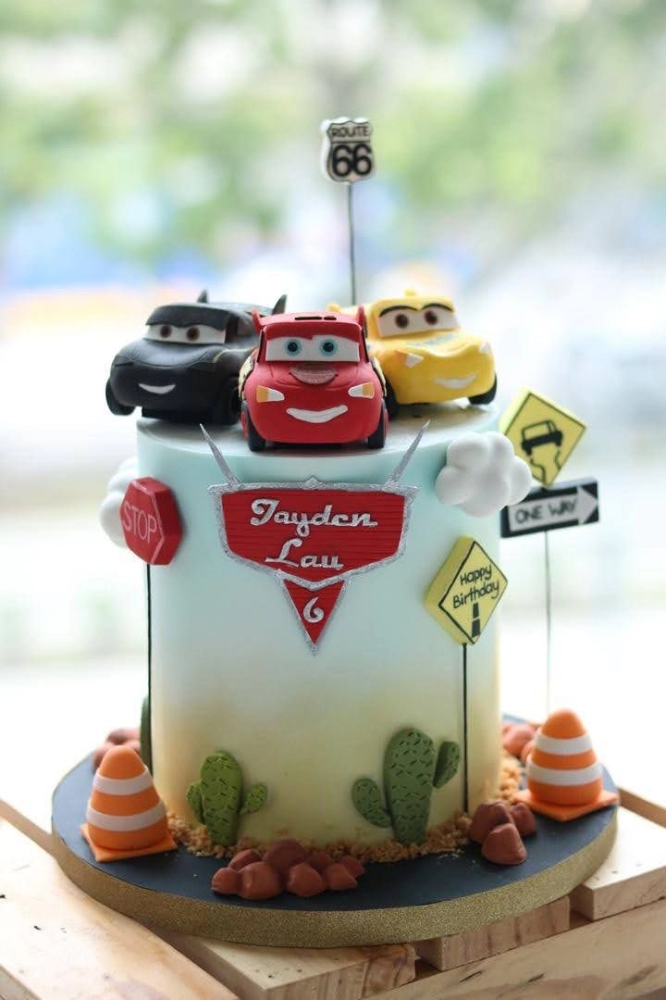 Cars Lightning Mcqueen Cake