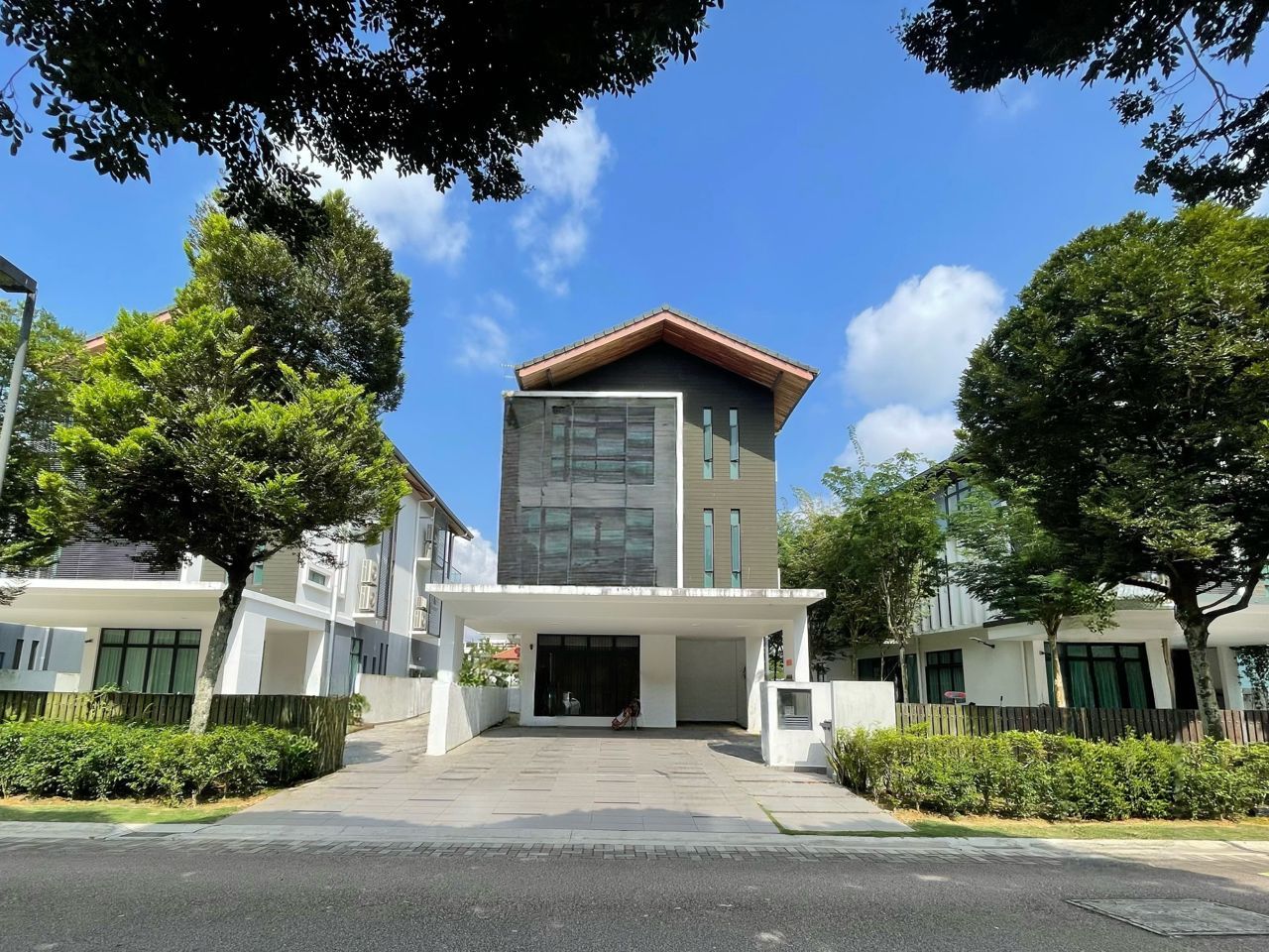 Senibong Cove Isola Grandeur – Three Storey Bungalow for Sale