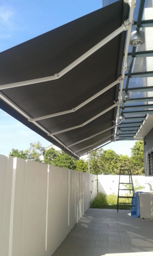 RETRACTABLE AWNING