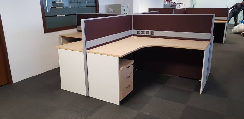 4 pax L shape office workstation with wire trunking and wooden leg