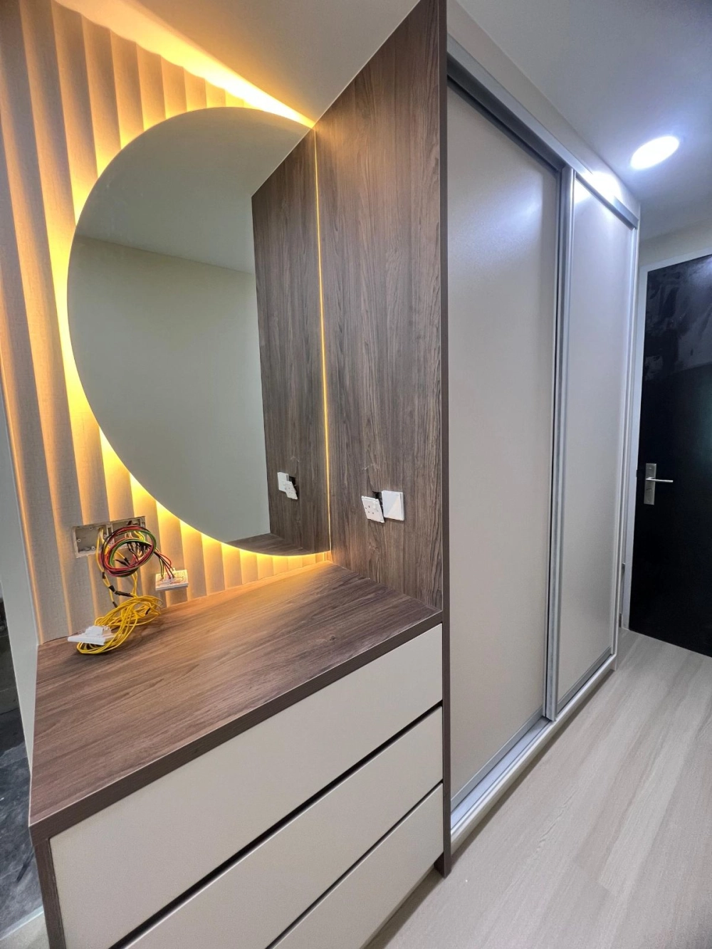 modern wardrobe with dressing table built in with mirror Introducing our new wardrobe with a dressing table for the bedroom, combining elegance and practicality. Your dream interior awaits contact us, and we'll happily create custom furniture for your