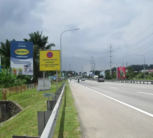 Di KM 299.5 (SB) Leburaya Menghala Ke Bang / Seremban - Selangor