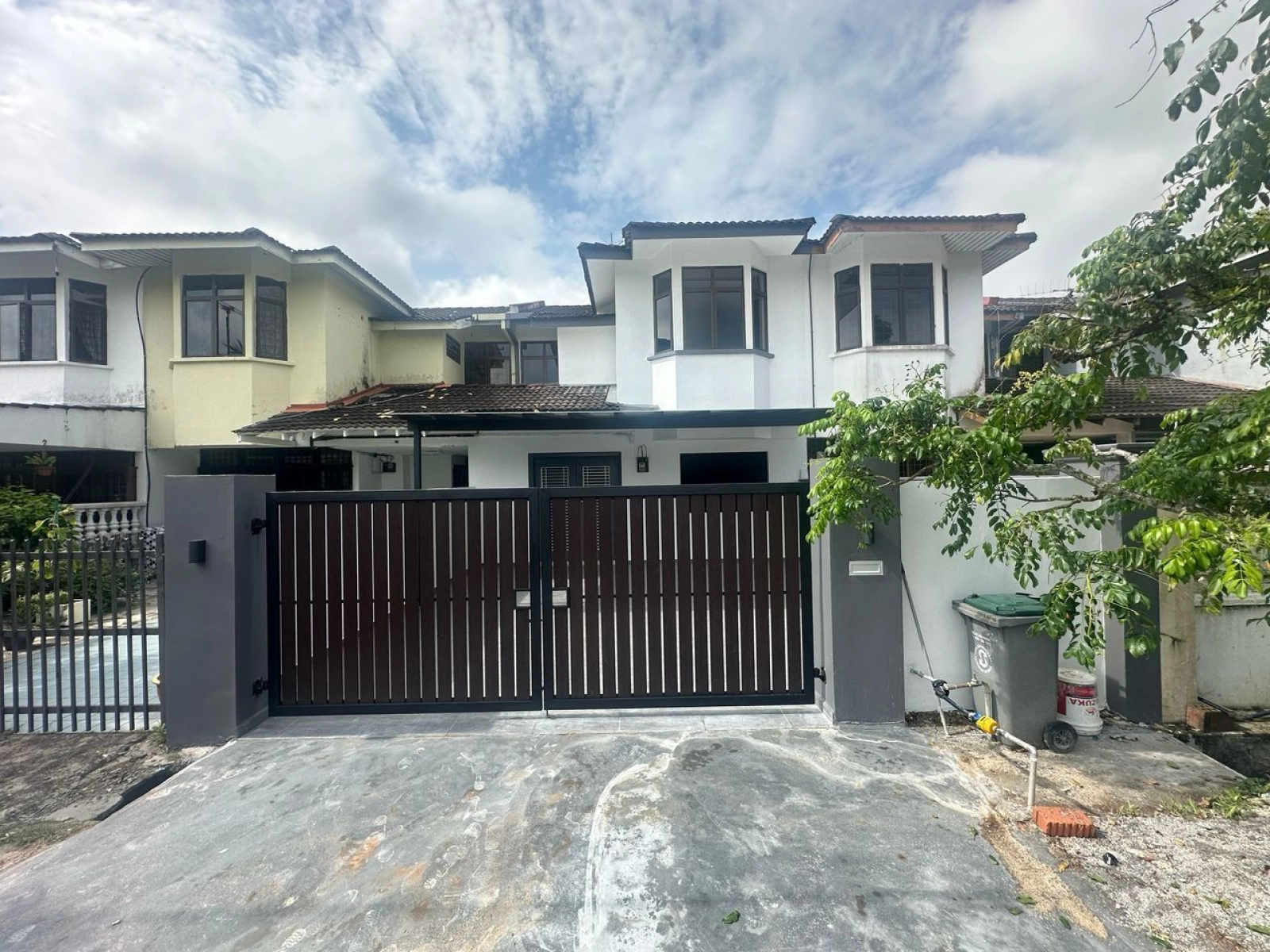 Rumah teres dua tingkat sebenar di Taman Daya Johor Bahru