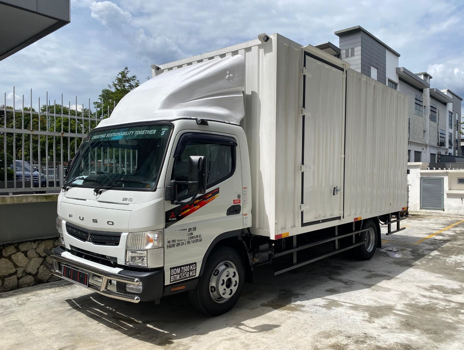 New Mitsubishi FUSO Euro5 TF Canter 150 Manual / Duonic AMT 3ton / 5ton lorry - Lori BDM7500kg Corrugated Box (Kontena Besi)