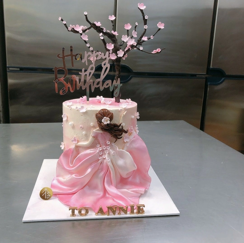 Lady Pink Flower Cake