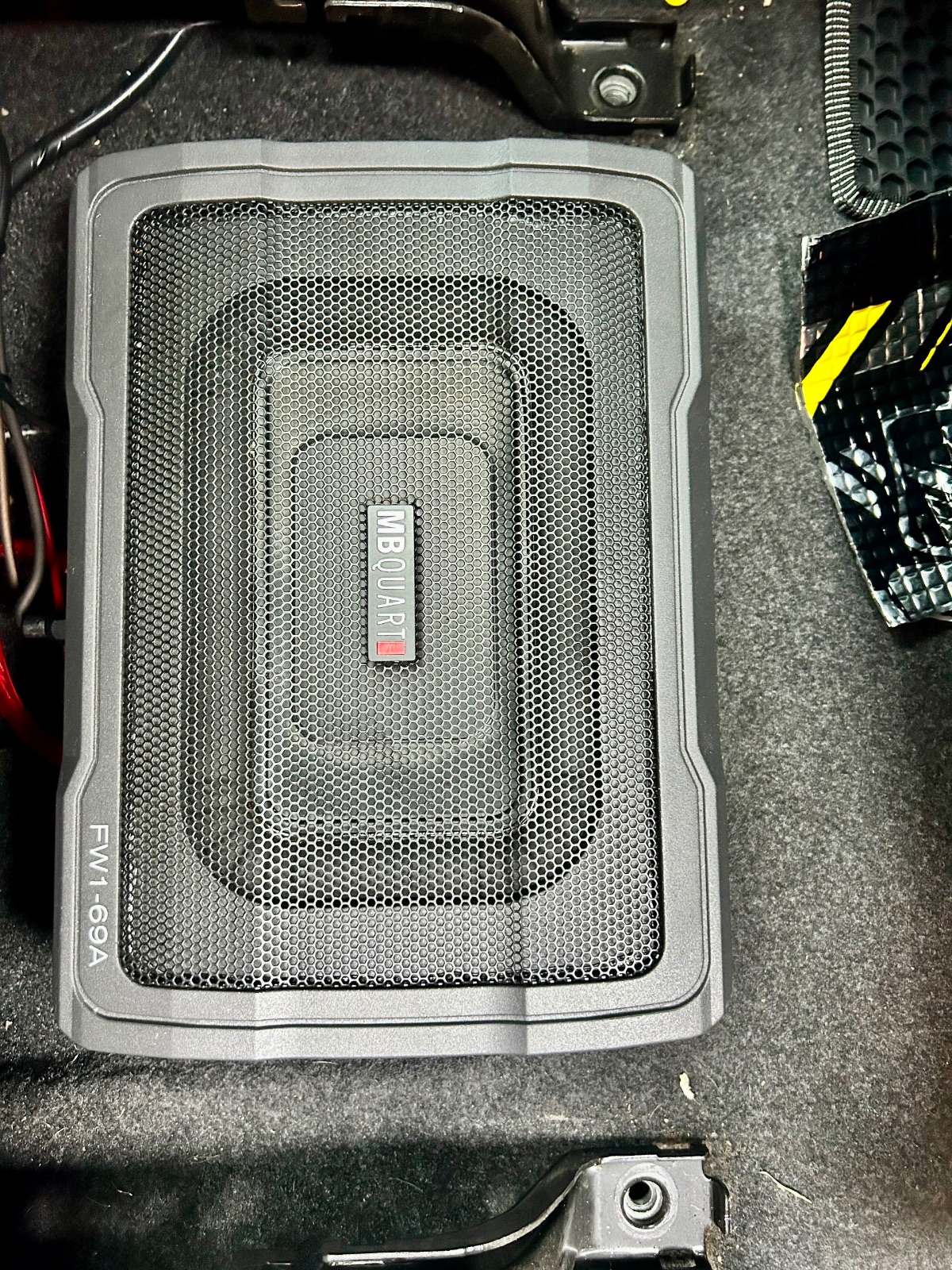 MAZDA 8 | MB QUART 6×9" UNDER SEAT ACTIVE  SUBWOOFER / UNDERSEAT ACTIVE SUB FW1-69A