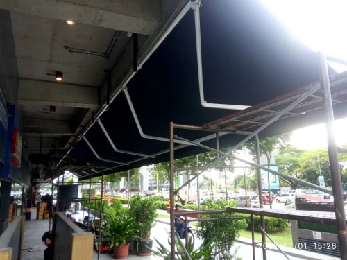 RETRACTABLE AWNING