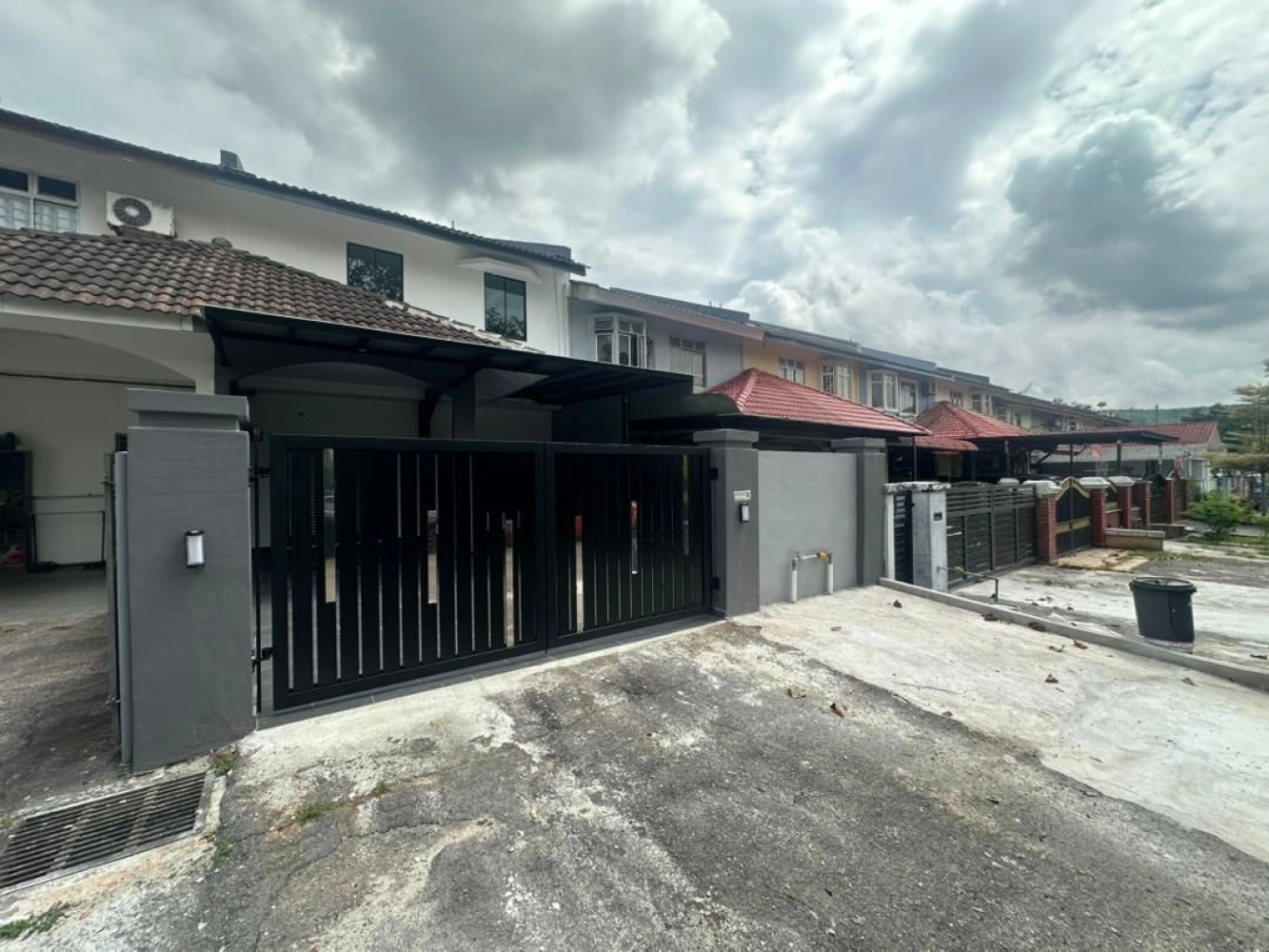 Ejen Jual Rumah Taman Teratai Skudai | Semak Nilai & Jual Cepat 2 Ejen Jual Rumah Taman Teratai menunjukkan fasad rumah teres sebenar sekitar Jalan Palas, Skudai