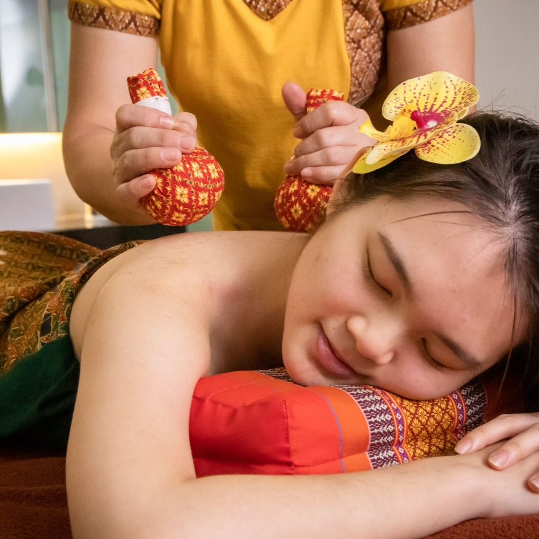 d'Spa @ d'Tempat Country Club | Herbal Ball Treatment