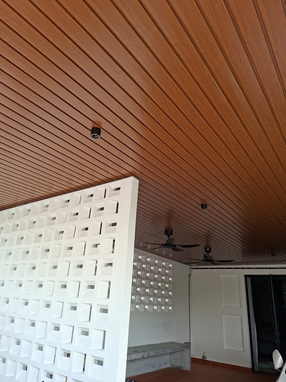 ALUMINIUM STRIP CEILING