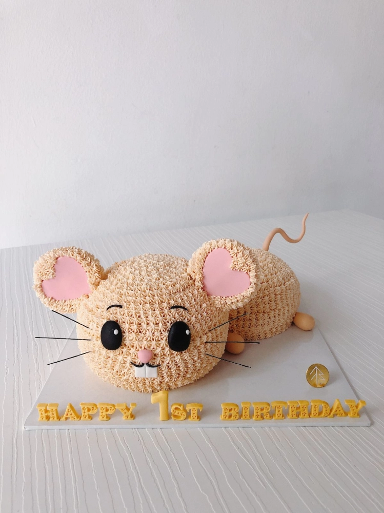 Mouse Buttercream Cake