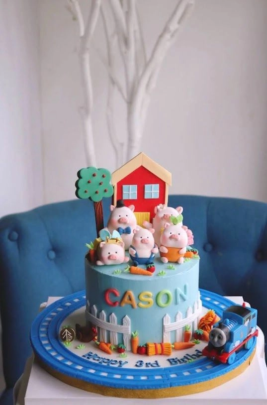 Piggy Family Moving Train Cake