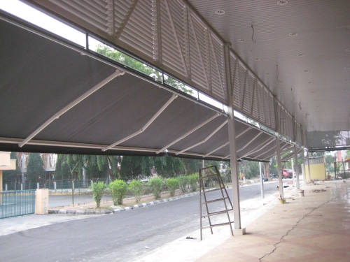 RETRACTABLE AWNING