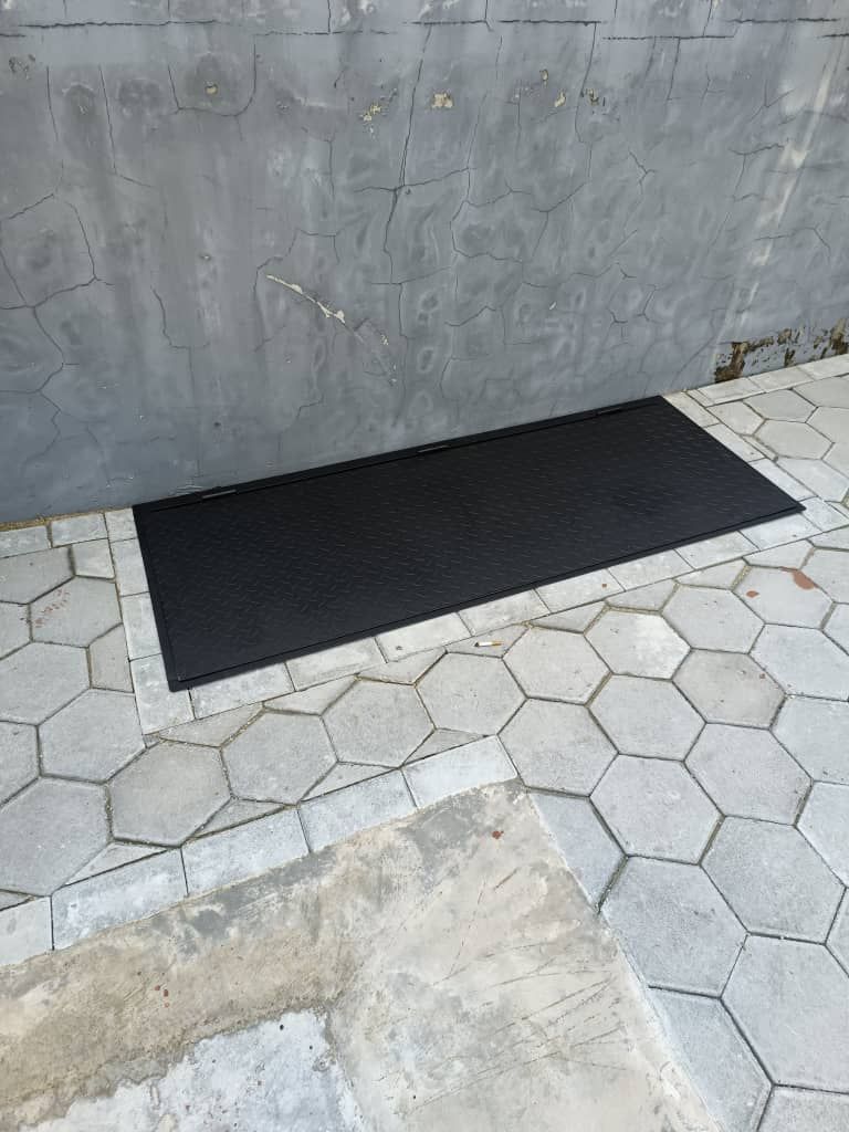 Flexible Opener Chequered Plate To Cover Drain