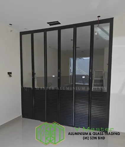 FOLDING DOOR WITH LOUVERS