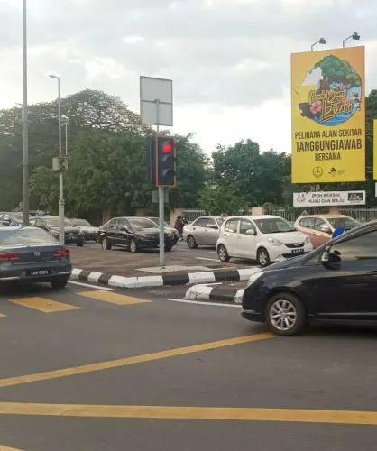 Di Kawasan Sekolah Menengah Anderson, Berhadapan Persimpangan Jalan Hospital / Jalan Kamaruddin Isa, Ipoh - Perak