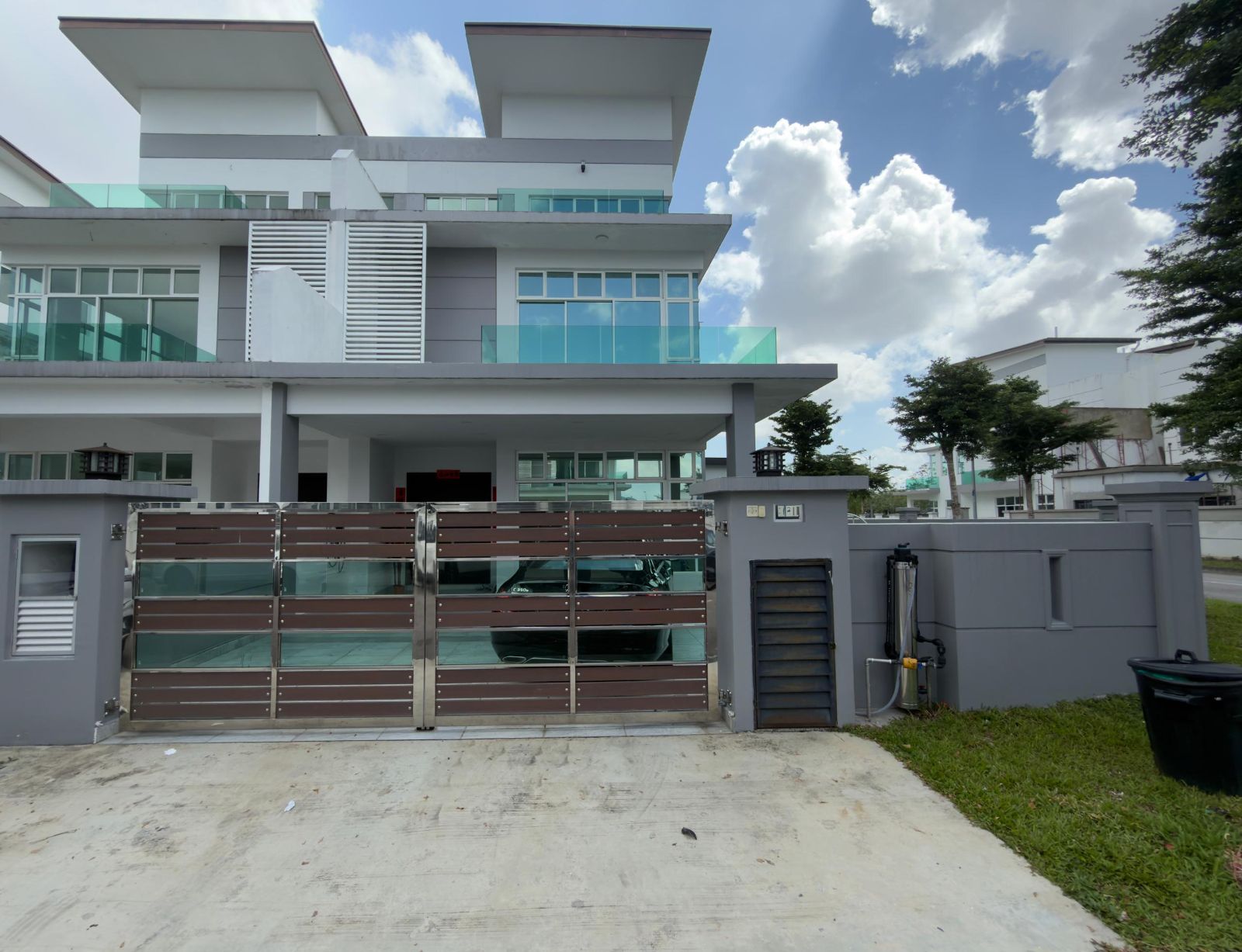 Spacious Corner Cluster Home Near Mutiara Rini