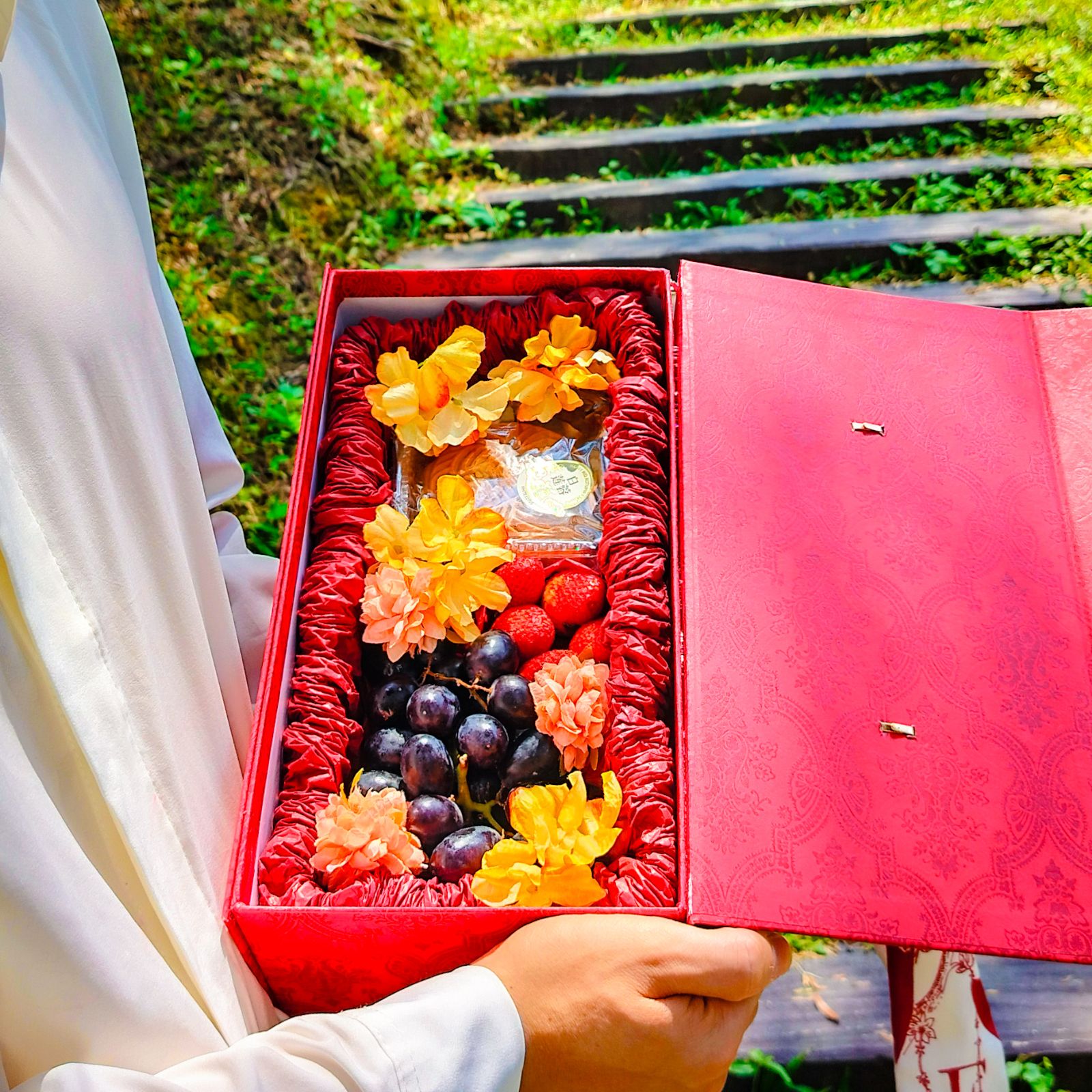 Mooncake Gift Box - 2pcs Mooncake and Fruits Combo