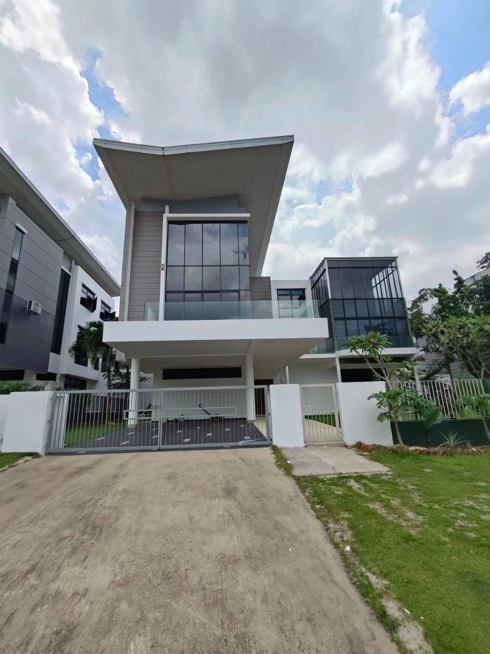 Ultra-Luxury Fully Furnished Bungalow in Prestigious Golf Township