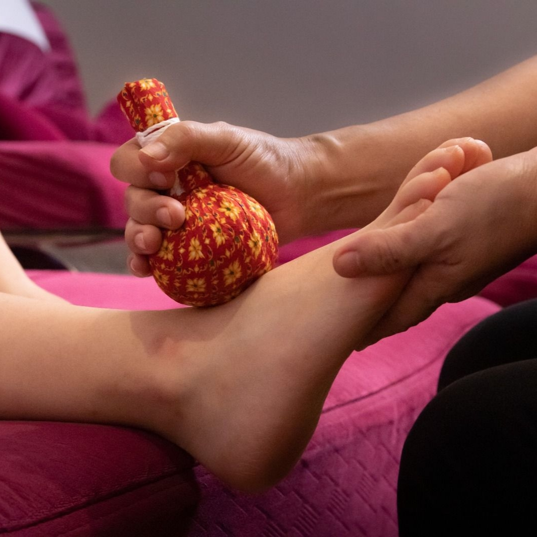 d'Spa @ d'Tempat Country Club | Herbal Ball Foot Massage