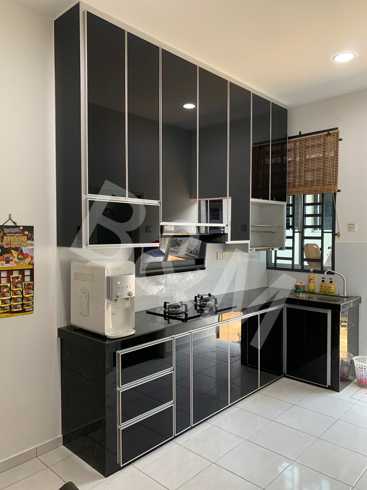 Upper and Lower 3G Kitchen Cabinet with Black Glass
