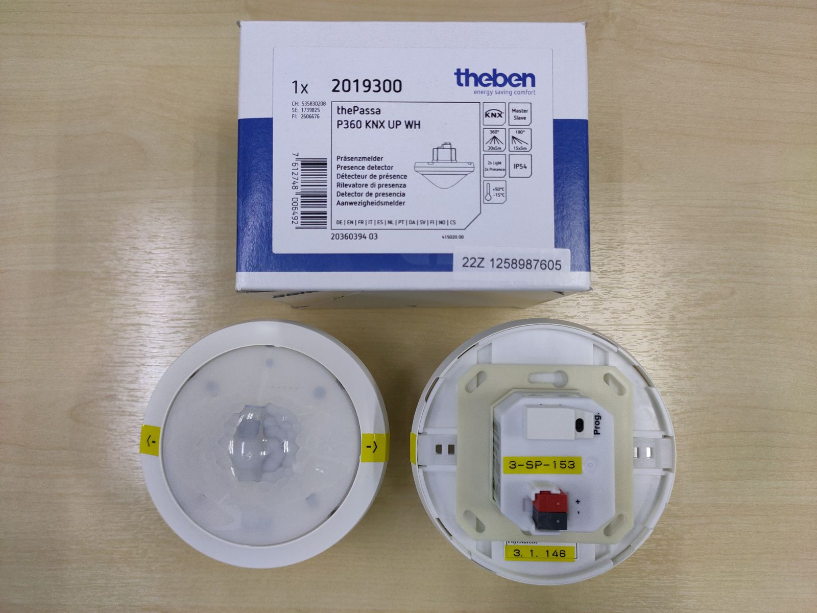 Passive infra-red presence detector KNX for flush-mounted ceiling installation Rectangular detection area 360掳, 30 x 4,5 m, (135 m2)
